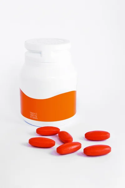 Vitamin-C-Flasche und Medikamententabletten isoliert — Stockfoto