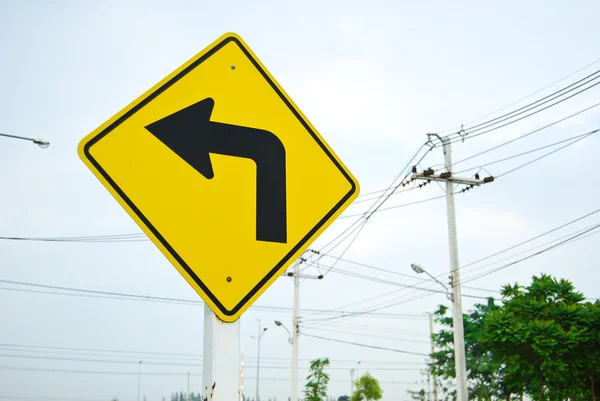Vire à esquerda símbolo de sinal de tráfego — Fotografia de Stock