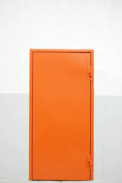 Porta de fábrica laranja fechada — Fotografia de Stock