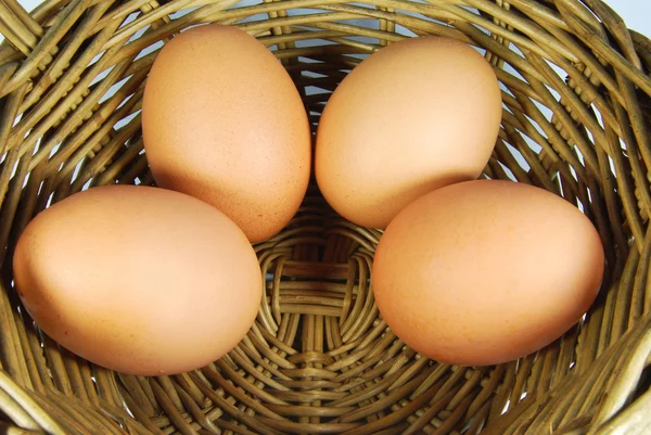 Ovos frescos no cesto — Fotografia de Stock