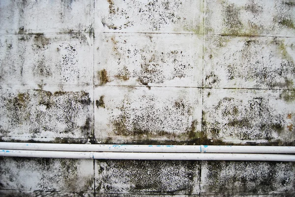 Vuil grunge oude witte betonnen wand met pipeline — Stockfoto