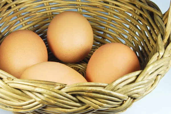 Huevos frescos en cesta —  Fotos de Stock