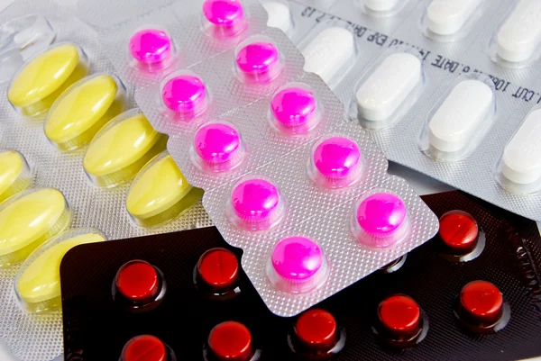 Pacote de comprimidos de medicina colorida fundo — Fotografia de Stock