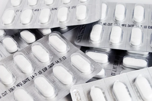 Embalagem de comprimidos de medicina branca fundo — Fotografia de Stock