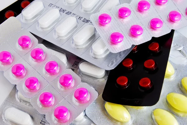 Packung mit bunten Medikamentenpillen Hintergrund — Stockfoto