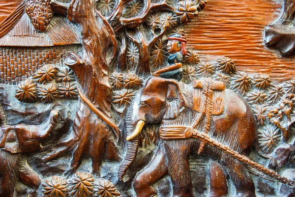 Boer en olifant hout snijwerk achtergrond — Stockfoto