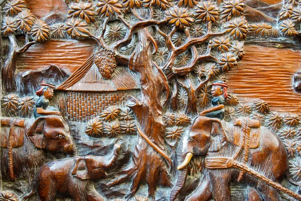 농부와 코끼리 나무 배경 조각 — 스톡 사진