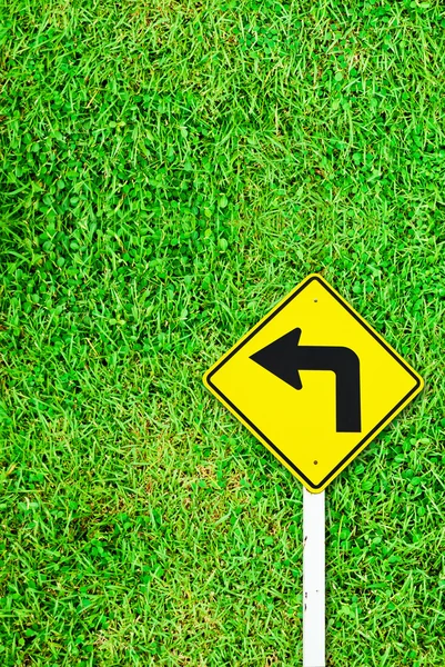 Turn right traffic sign on grass field — Stock Photo, Image