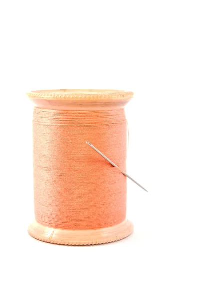 Bobina de hilo rosa y aguja aislados —  Fotos de Stock
