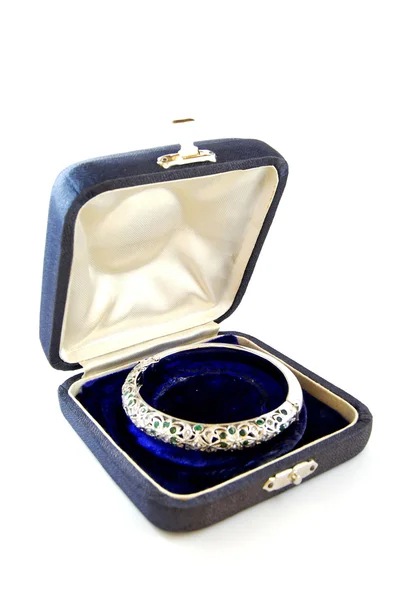Ювелірна коробка з діамантовим браслетом — стокове фото