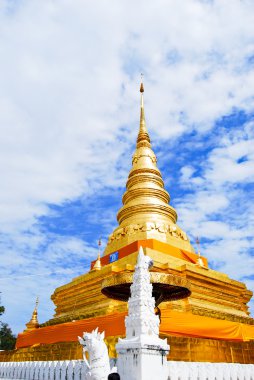 Golden pagoda Buda Tapınağı üzerinde güzel bulutlu gökyüzü, Asya, Tayland