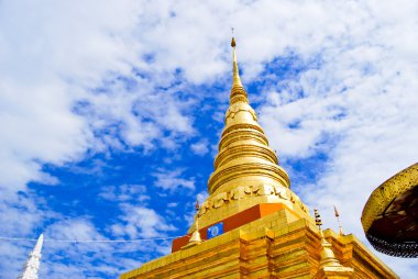 Golden pagoda Buda Tapınağı üzerinde güzel bulutlu gökyüzü, Asya, Tayland