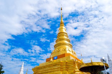 Golden pagoda Buda Tapınağı üzerinde güzel bulutlu gökyüzü, Asya, Tayland