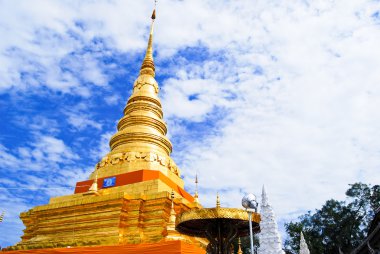 Golden pagoda Buda Tapınağı üzerinde güzel bulutlu gökyüzü, Asya, Tayland