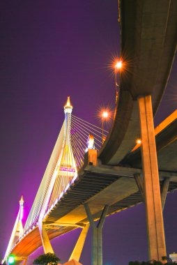 gece gökyüzü sahne üzerinde endüstriyel çevre yolu köprü de biliyorum bhumibol Köprüsü Tayland, köprü chao phraya nehrin üstünden geçiyor..