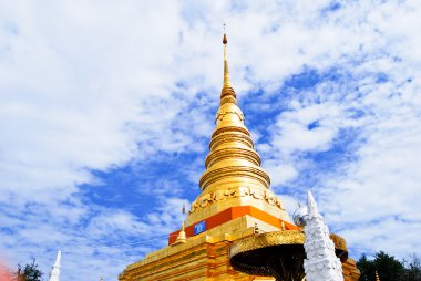 Golden pagoda Buda Tapınağı üzerinde güzel bulutlu gökyüzü, Asya, Tayland