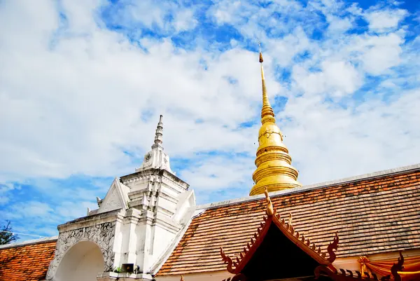 在佛寺中的金色宝塔 — 图库照片