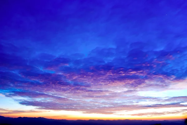 Belo céu crepúsculo nascer do sol — Fotografia de Stock