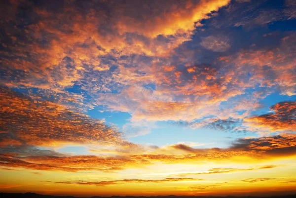 Krásný soumrak slunce obloha — Stock fotografie