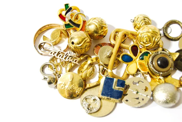 Argento dorato accessori e gioielli primo piano isolato — Foto Stock