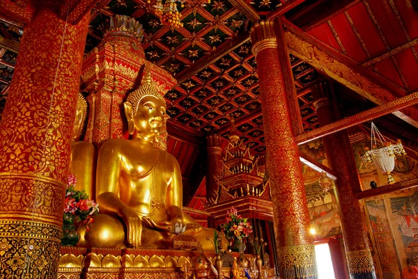 Dört yön altın buddha heykeli — Stok fotoğraf