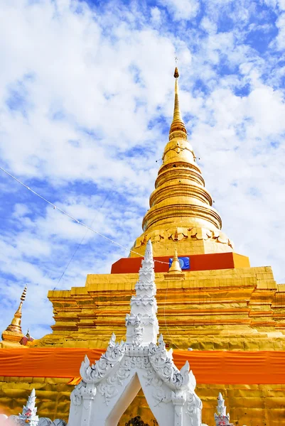Pagode dourado no templo de Buda — Fotografia de Stock