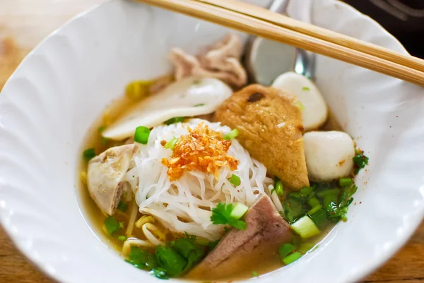 Nudeln Asiatischen Stil Mit Schweinefleisch Fischbällchen Und Gemüse — Stockfoto