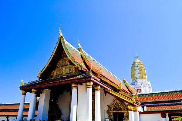 在蔚蓝的天空 泰国金佛寺 — 图库照片
