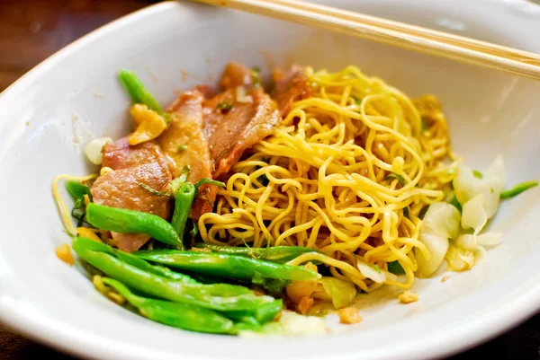 Nudeln Asiatischen Stil Mit Schweinefleisch Und Gemüse — Stockfoto