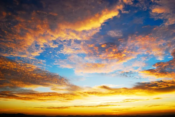 Schöne Abenddämmerung Sonnenaufgang Szene Bewölkten Himmel — Stockfoto