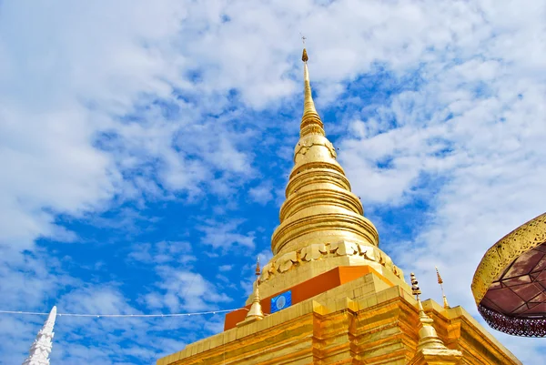 Pagoda Oro Nel Tempio Buddha Sul Bellissimo Cielo Nuvoloso Asia — Foto Stock