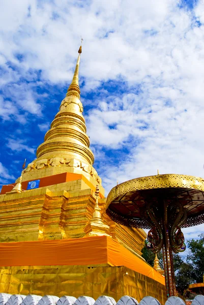Pagode dourado no templo de Buda — Fotografia de Stock