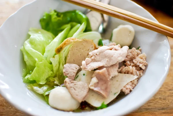 Nudeln Asiatischen Stil Mit Schweinefleisch Fischbällchen Und Gemüse — Stockfoto