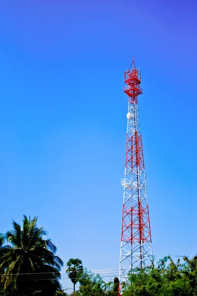 Telekomunikační Post Modré Obloze — Stock fotografie