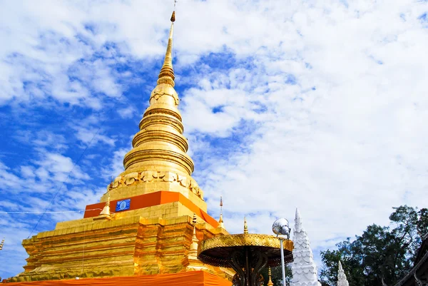 Χρυσή Παγόδα Στον Ναό Του Βούδα Στην Όμορφη Συννεφιασμένος Ουρανός — Φωτογραφία Αρχείου