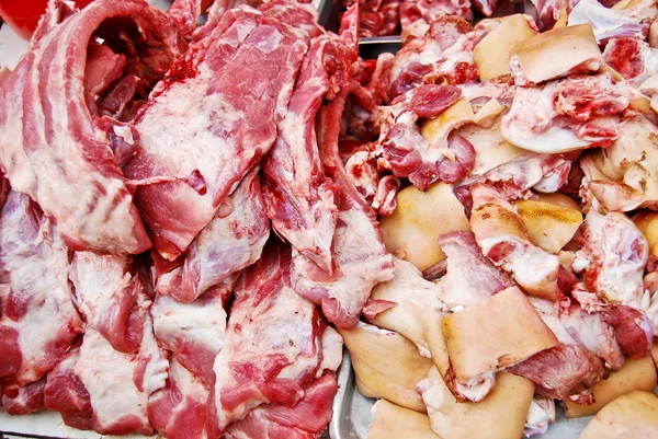 Купа сирого свинячого м'яса на свіжому ринку — стокове фото
