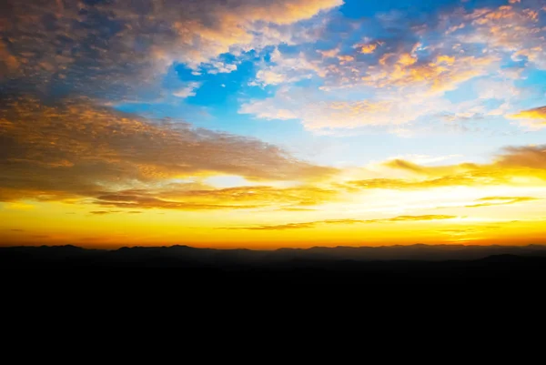 Wunderschöner Sonnenaufgang Der Dämmerung Wolkenverhangenen Himmel Aufgenommen Vom Hochgebirgspunkt — Stockfoto