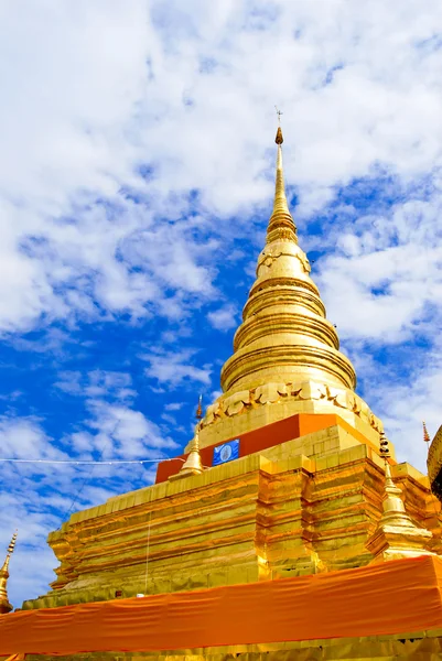 Pagoda d'oro nel tempio di Buddha — Foto Stock