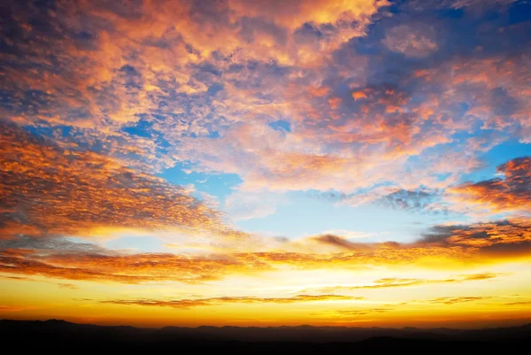 在多云的天空 采取从高山查看点上美丽黄昏日出 — 图库照片