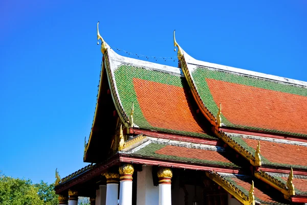 在蔚蓝的天空 泰国金佛寺 — 图库照片