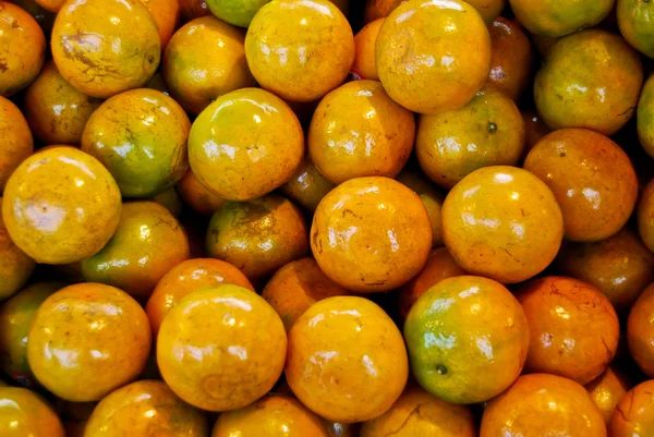 Färsk apelsin i marknaden — Stockfoto