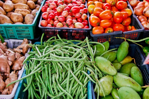 Разнообразие свежих овощей на рынке — стоковое фото
