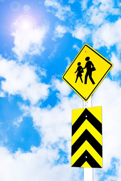 Escola aviso de trânsito sinal de estrada no céu bonito — Fotografia de Stock