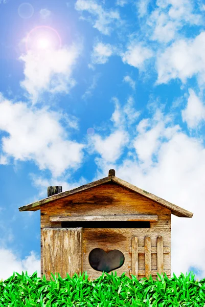 Old Wood House Postbox Beautiful Sky Grass Field Background — Stock Photo, Image