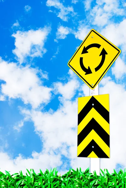 Znak drogowy ruch koło na piękne niebo — Zdjęcie stockowe
