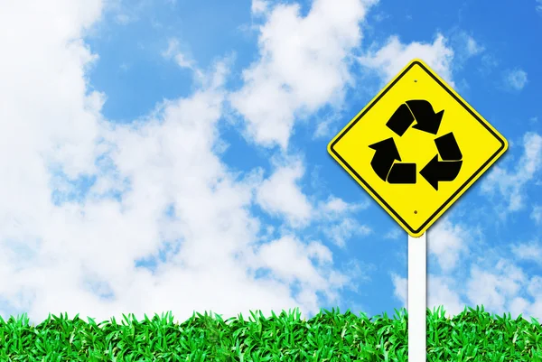 Recycling-Symbol Zeichen am schönen Himmel — Stockfoto