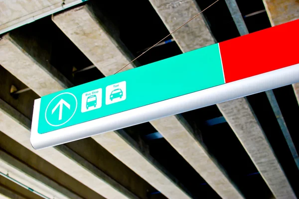 Znak kierunek do autobusów i taksówek w airpot — Zdjęcie stockowe