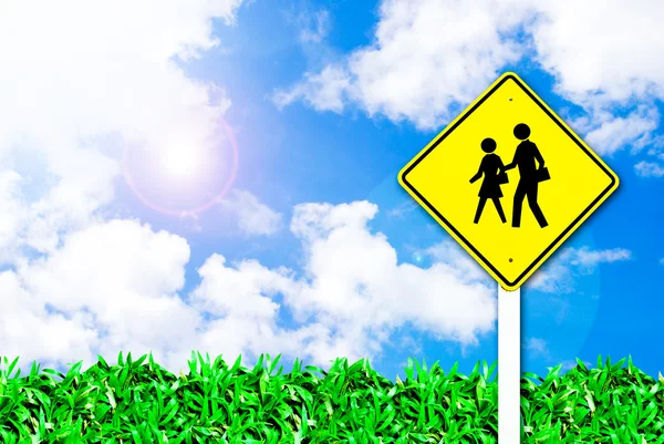 Szkoła ostrzeżenie ruchu drogowego zarejestrować na piękne niebo — Zdjęcie stockowe