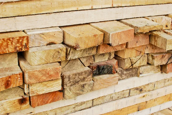 Pilha de madeira em logs de armazenamento close-up — Fotografia de Stock