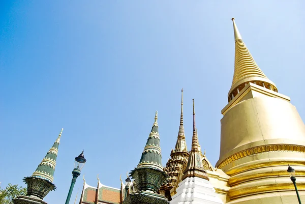 Zlatý buddha chrám na modré obloze — Stock fotografie